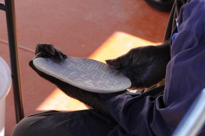 Working guwan, or undecorated pearlshell, in Western Australia’s Kimberley region. Once shaped and incised with ramu, the shell becomes riji, a ceremonial object that has travelled through Aboriginal exchange networks across Australia.
